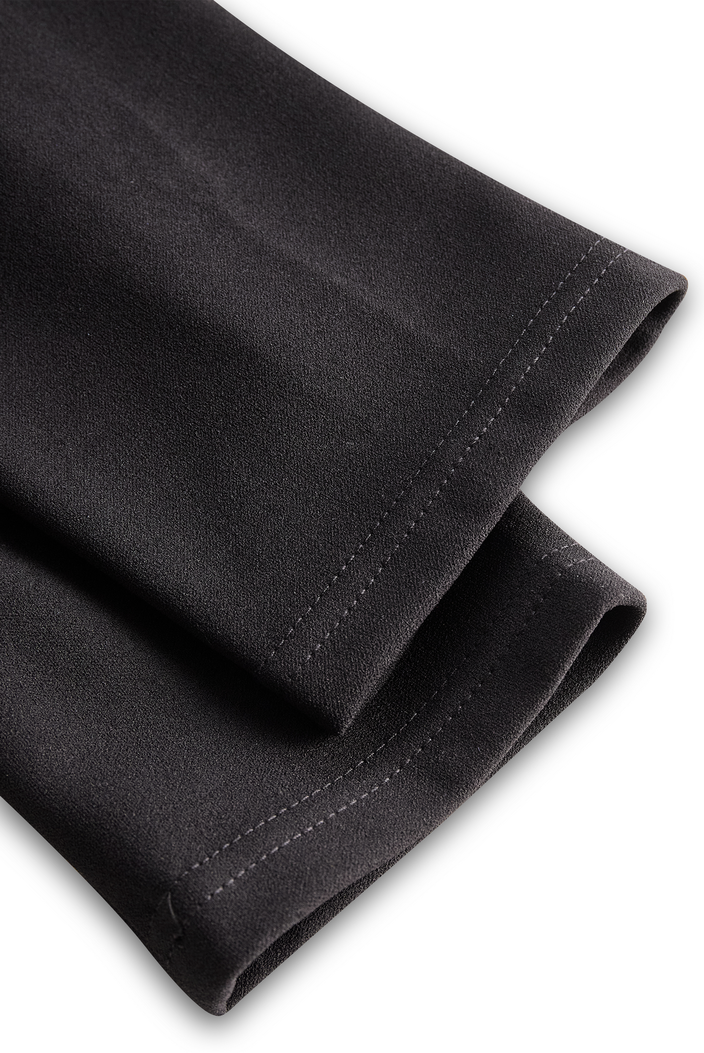 Elegant svart klänning med bälte och mandarin-krage