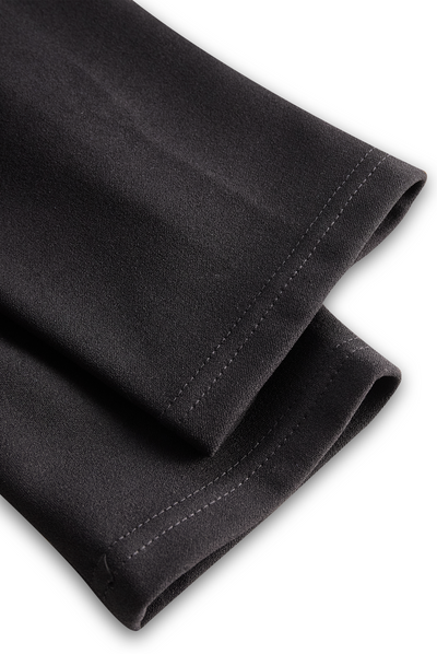 Elegant svart klänning med bälte och mandarin-krage