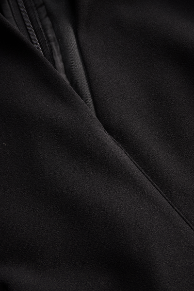 Elegant svart klänning med bälte och mandarin-krage