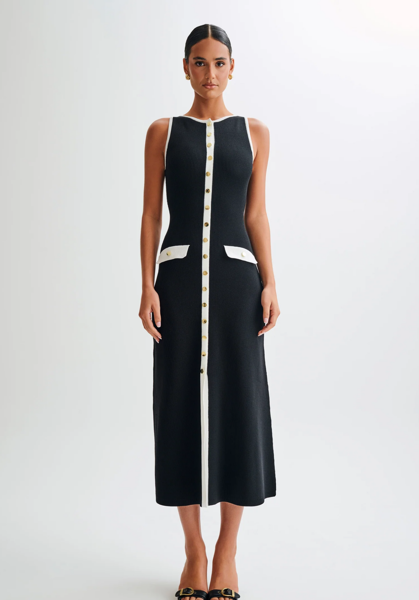 Kamelia Klänning med Guldiga Detaljer