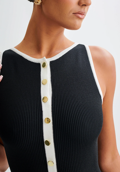 Kamelia Klänning med Guldiga Detaljer