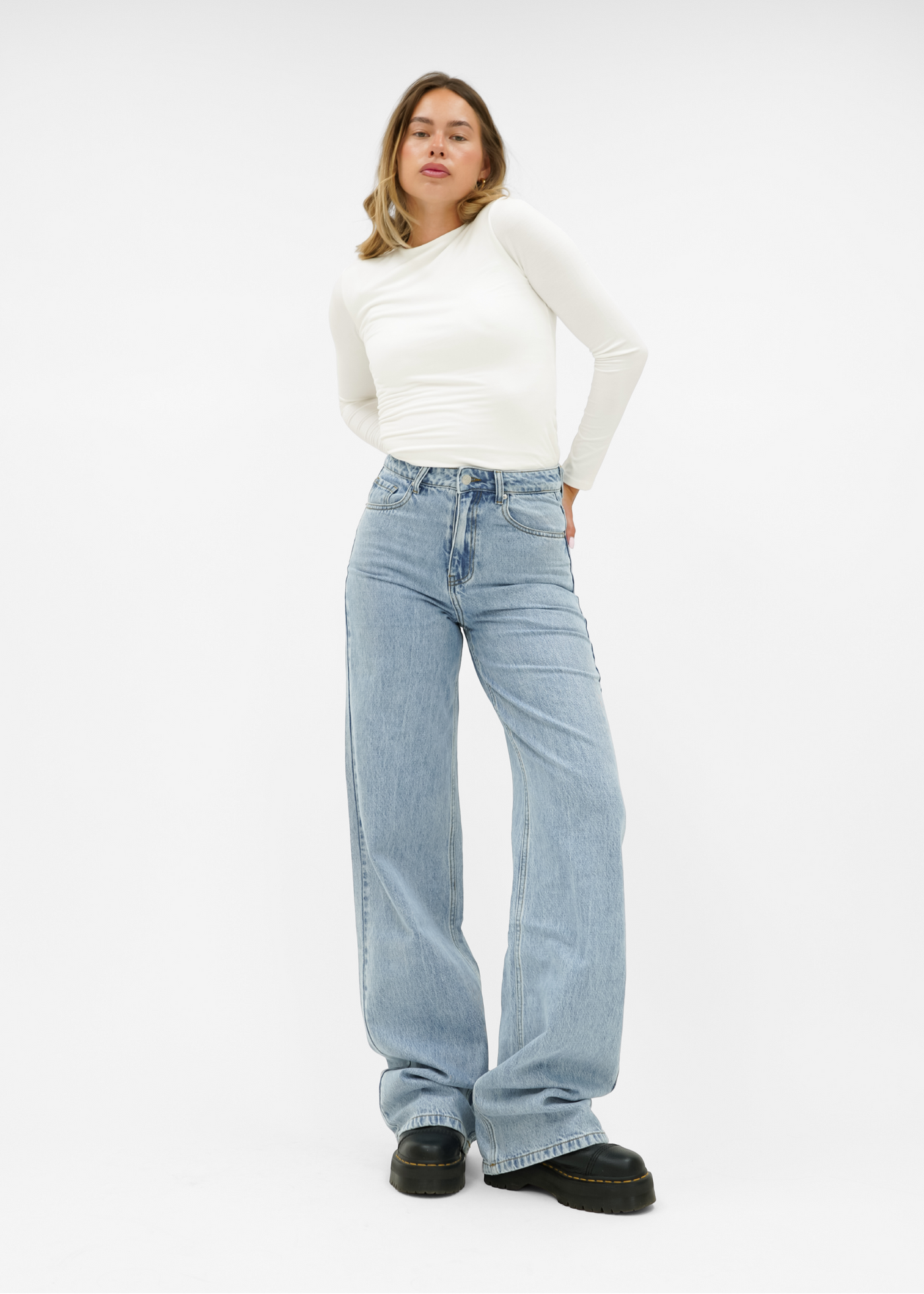 Högmidjade jeans med extra vida ben i klassisk blå (lång modell)