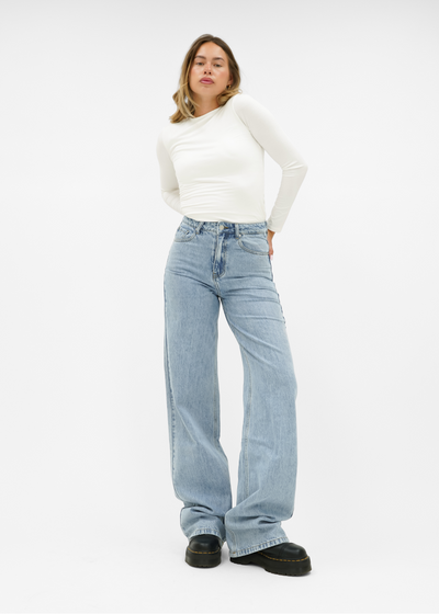 Högmidjade jeans med extra vida ben i klassisk blå (lång modell)