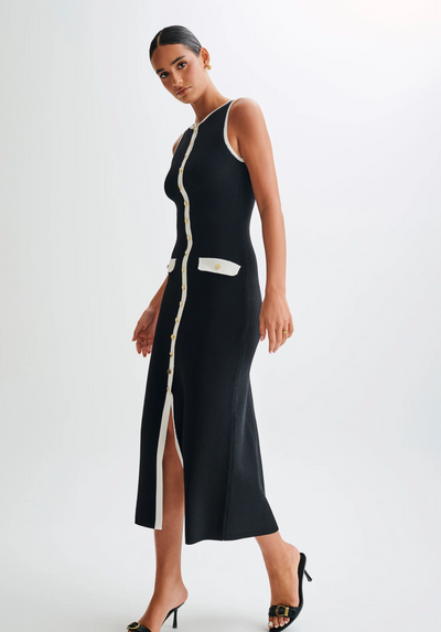 Kamelia Klänning med Guldiga Detaljer