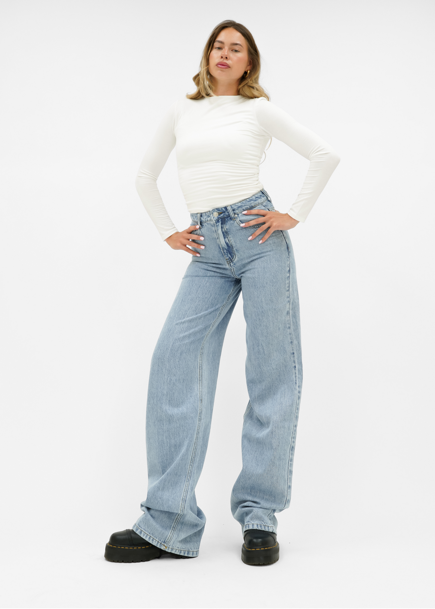 Högmidjade jeans med extra vida ben i klassisk blå (lång modell)