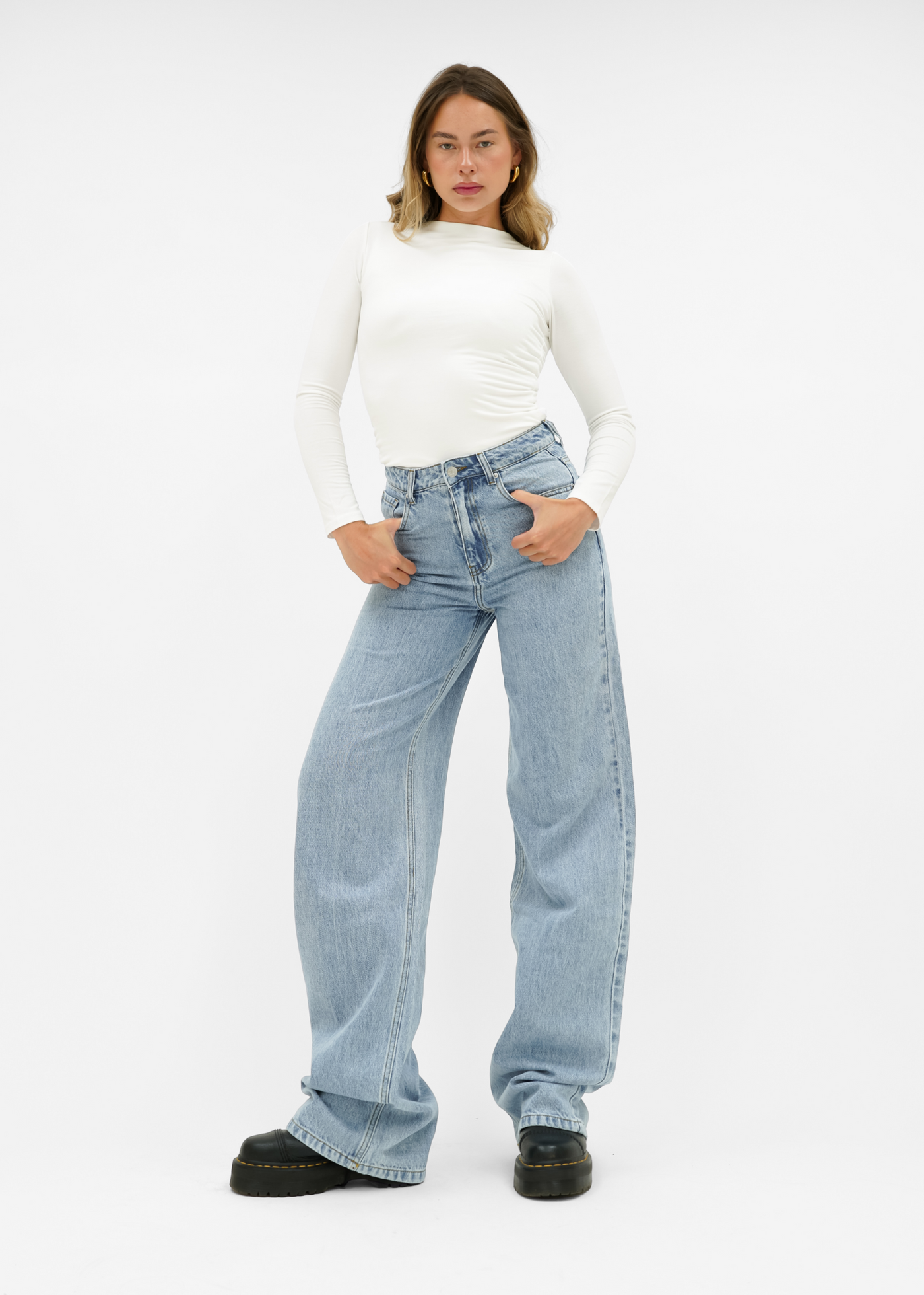 Högmidjade jeans med extra vida ben i klassisk blå (lång modell)