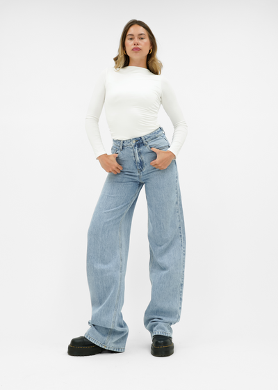 Högmidjade jeans med extra vida ben i klassisk blå (lång modell)