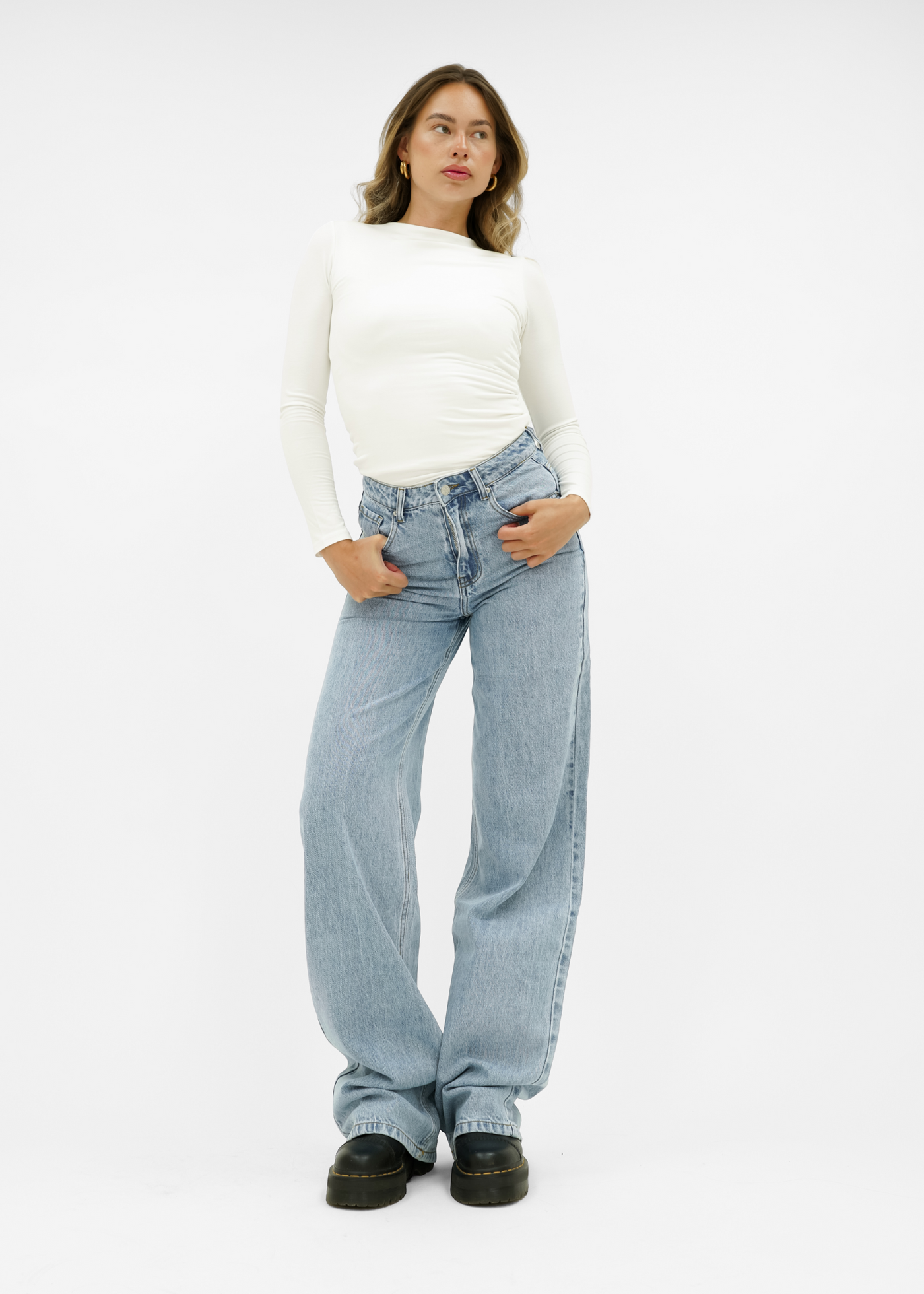 Högmidjade jeans med extra vida ben i klassisk blå (lång modell)