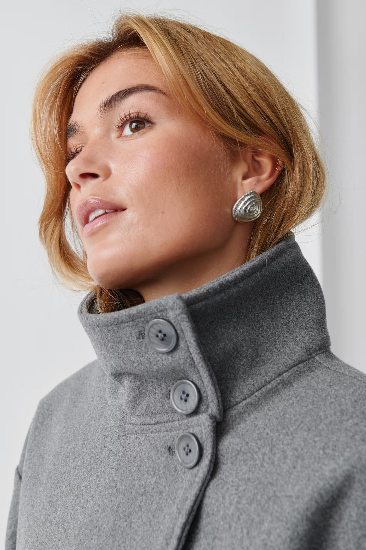 Claire Kappa High Collar