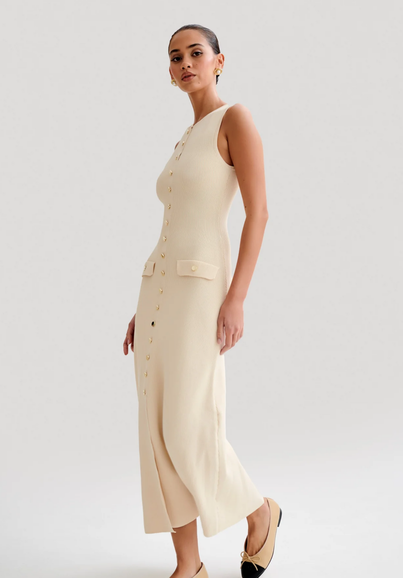 Kamelia Klänning med Guldiga Detaljer