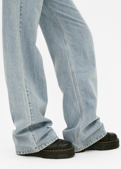 Högmidjade jeans med extra vida ben i klassisk blå (lång modell)