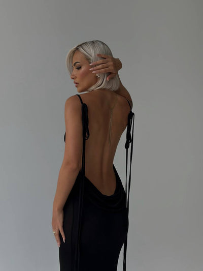 Vanessa Rygglös Maxi Klänning" could be rewritten as "Vanessa Backless Maxi Dress.