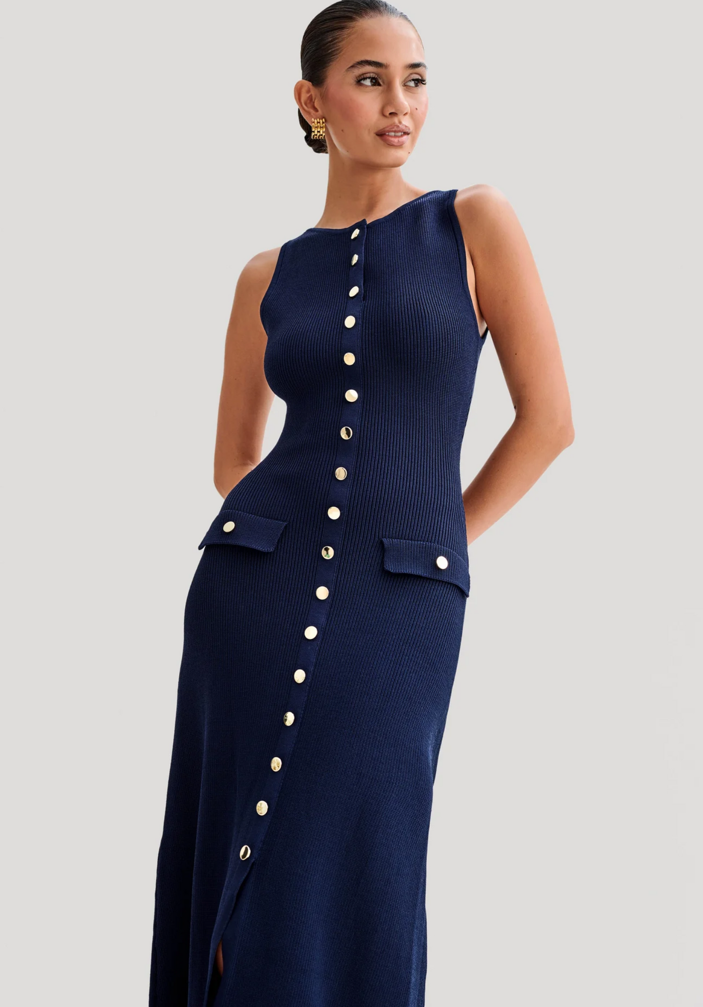 Kamelia Klänning med Guldiga Detaljer