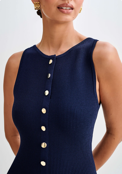 Kamelia Klänning med Guldiga Detaljer