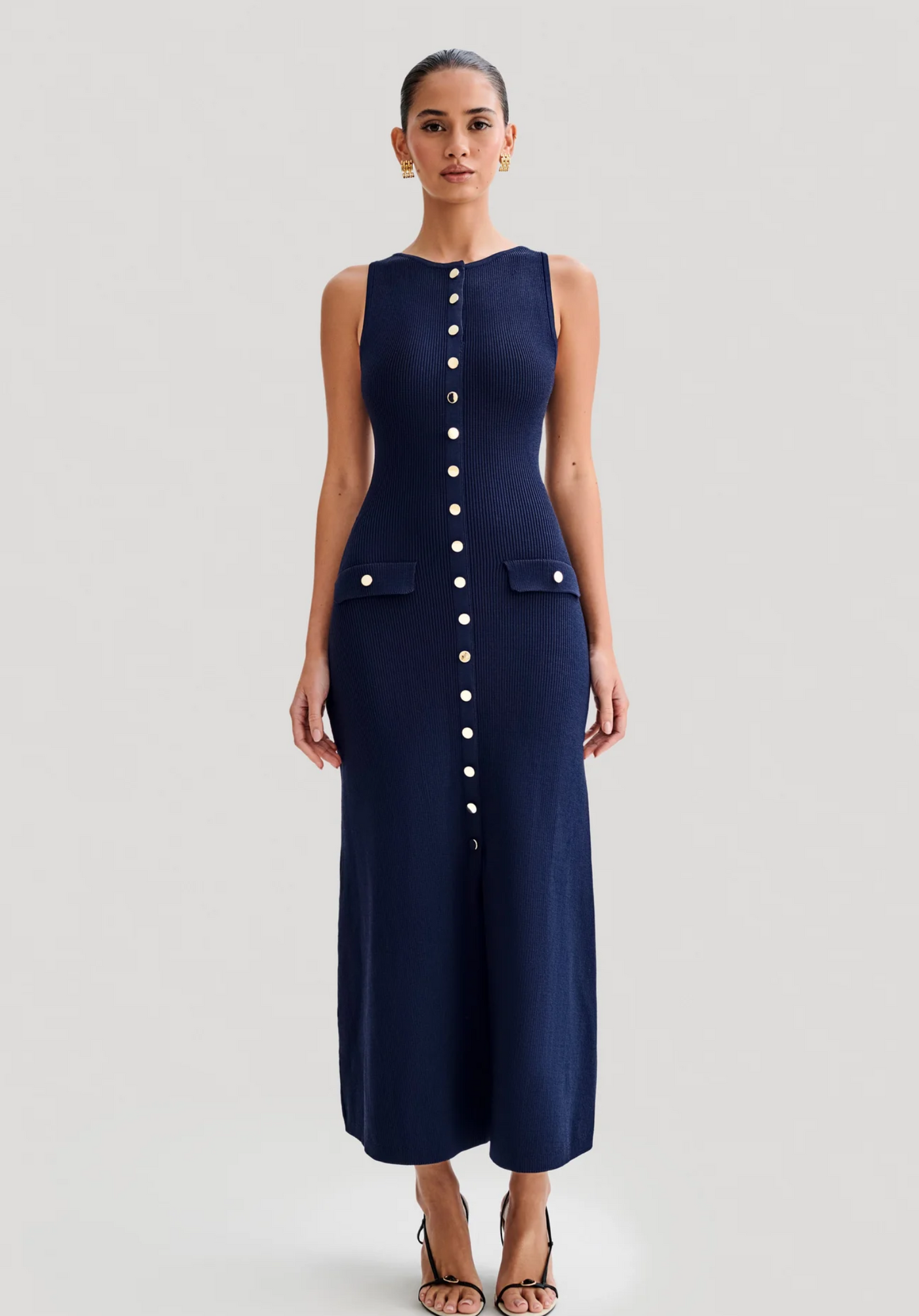 Kamelia Klänning med Guldiga Detaljer