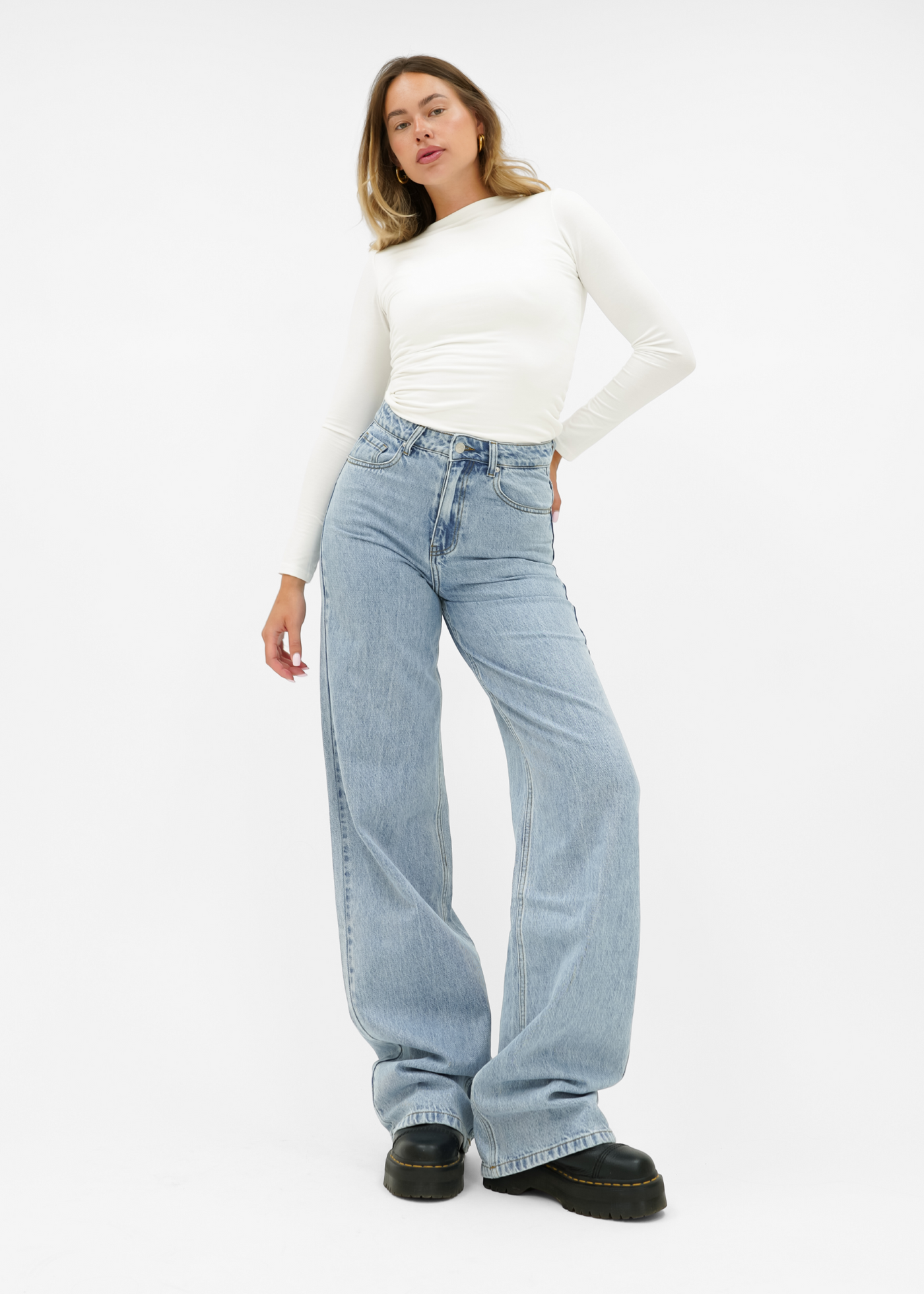 Högmidjade jeans med extra vida ben i klassisk blå (lång modell)