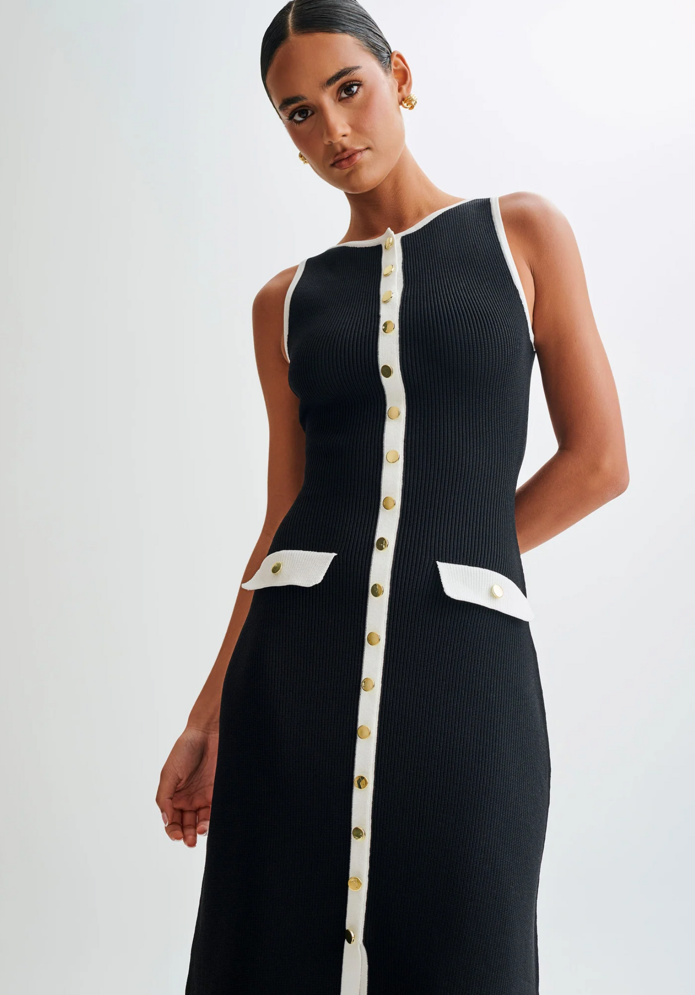 Kamelia Klänning med Guldiga Detaljer